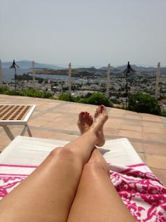 Demet Akalin feet photo thumbnail