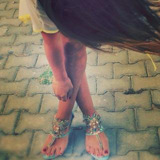 Demet Akalin feet photo thumbnail