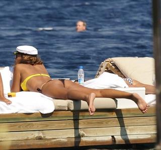 Demet Akalin feet photo thumbnail