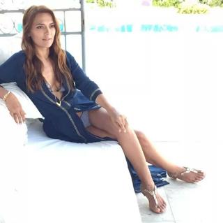 Demet Akalin feet photo thumbnail