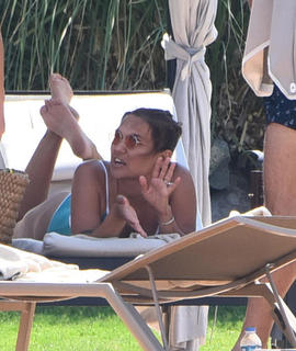 Demet Akalin feet photo thumbnail