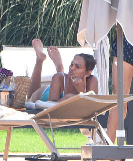 Demet Akalin feet photo thumbnail