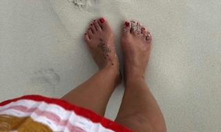 Demet Akalin feet photo thumbnail