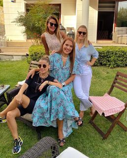 Demet Akalin feet photo thumbnail