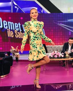 Demet Akalin feet photo thumbnail