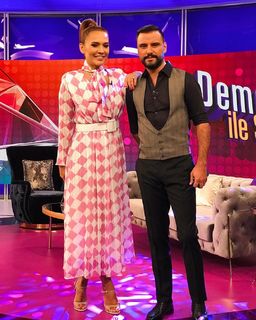 Demet Akalin feet photo thumbnail