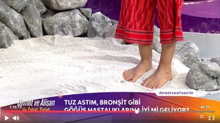 Demet Akalin feet photo thumbnail