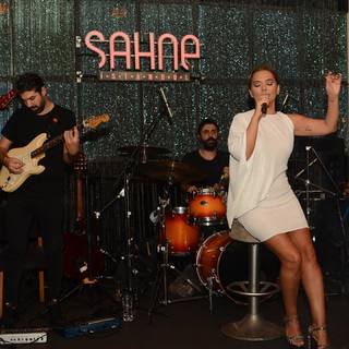 Demet Akalin feet photo thumbnail