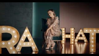 Demet Akalin feet photo thumbnail