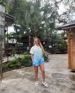 Demet Akalin feet photo thumbnail