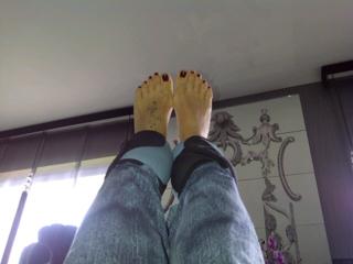 Demet Akalin feet photo thumbnail