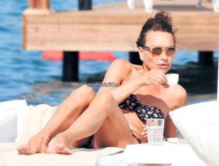 Demet Akbag feet photo 11
