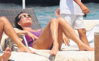 Demet Akbag feet photo 1