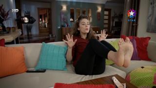 Demet Evgar feet photo thumbnail