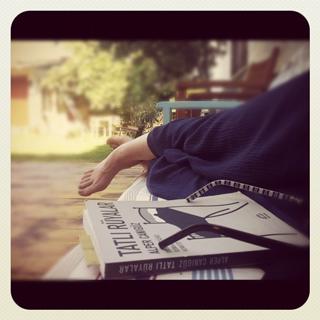 Demet Evgar feet photo thumbnail