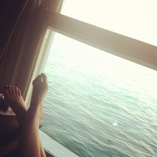Demet Evgar feet photo thumbnail