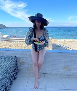 Demet Evgar feet photo thumbnail