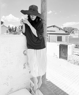 Demet Evgar feet photo thumbnail