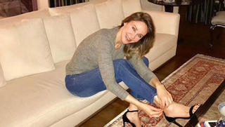 Demet Sener feet photo 14