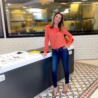 Demet Sener feet photo 3