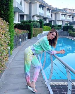 Demet Sener feet photo 16