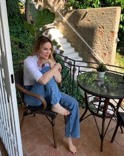 Demet Sener feet photo 11