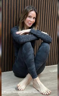 Demet Sener feet photo 4