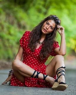 Demet Özdemir feet photo thumbnail
