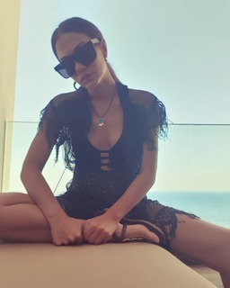 Demet Özdemir feet photo thumbnail