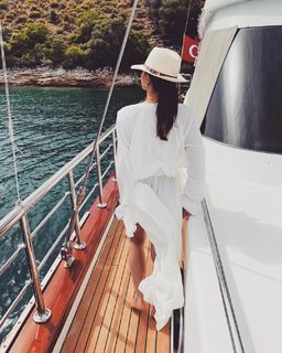 Demet Özdemir feet photo thumbnail
