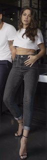Demet Özdemir feet photo thumbnail