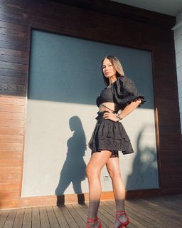 Demet Özdemir feet photo thumbnail