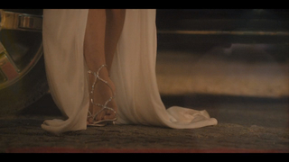 Demet Özdemir feet photo thumbnail
