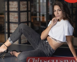 Demet Özdemir feet photo thumbnail