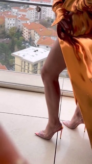 Demet Özdemir feet photo thumbnail