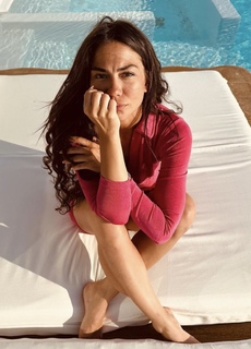 Demet Özdemir feet photo thumbnail