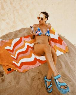 Demet Özdemir feet photo thumbnail