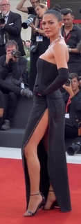 Demet Özdemir feet photo thumbnail