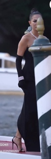 Demet Özdemir feet photo thumbnail