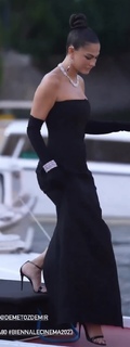 Demet Özdemir feet photo thumbnail