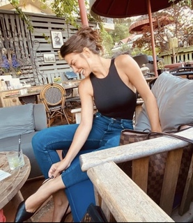 Demet Özdemir feet photo thumbnail