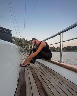 Demet Özdemir feet photo thumbnail