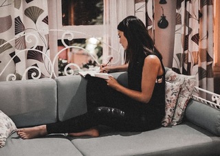 Demet Özdemir feet photo thumbnail