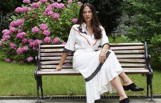 Demet Özdemir feet photo thumbnail