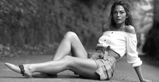 Demet Özdemir feet photo thumbnail