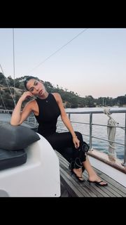 Demet Özdemir feet photo thumbnail