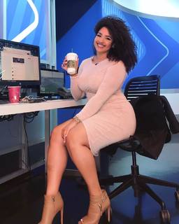 Demetria Obilor feet photo thumbnail