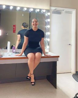 Demetria Obilor feet photo thumbnail