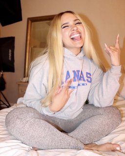 Demetria Obilor feet photo thumbnail