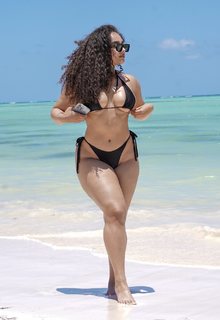 Demetria Obilor feet photo thumbnail